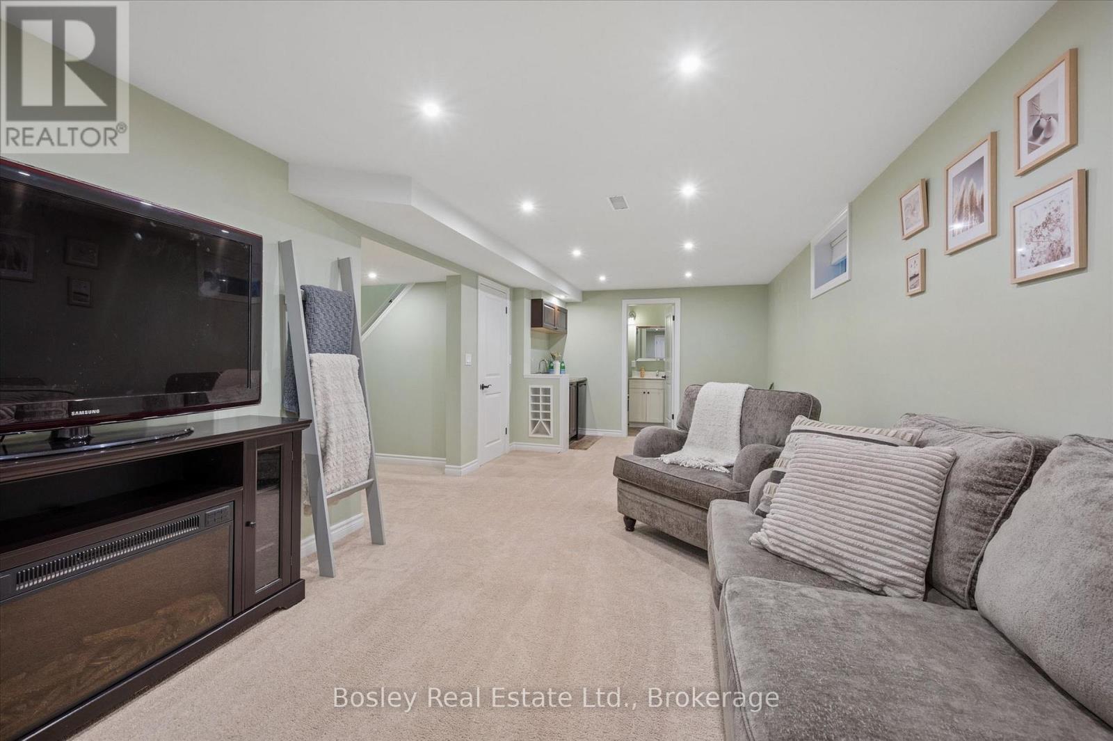 687 CHAMPLAIN BOULEVARD - 30