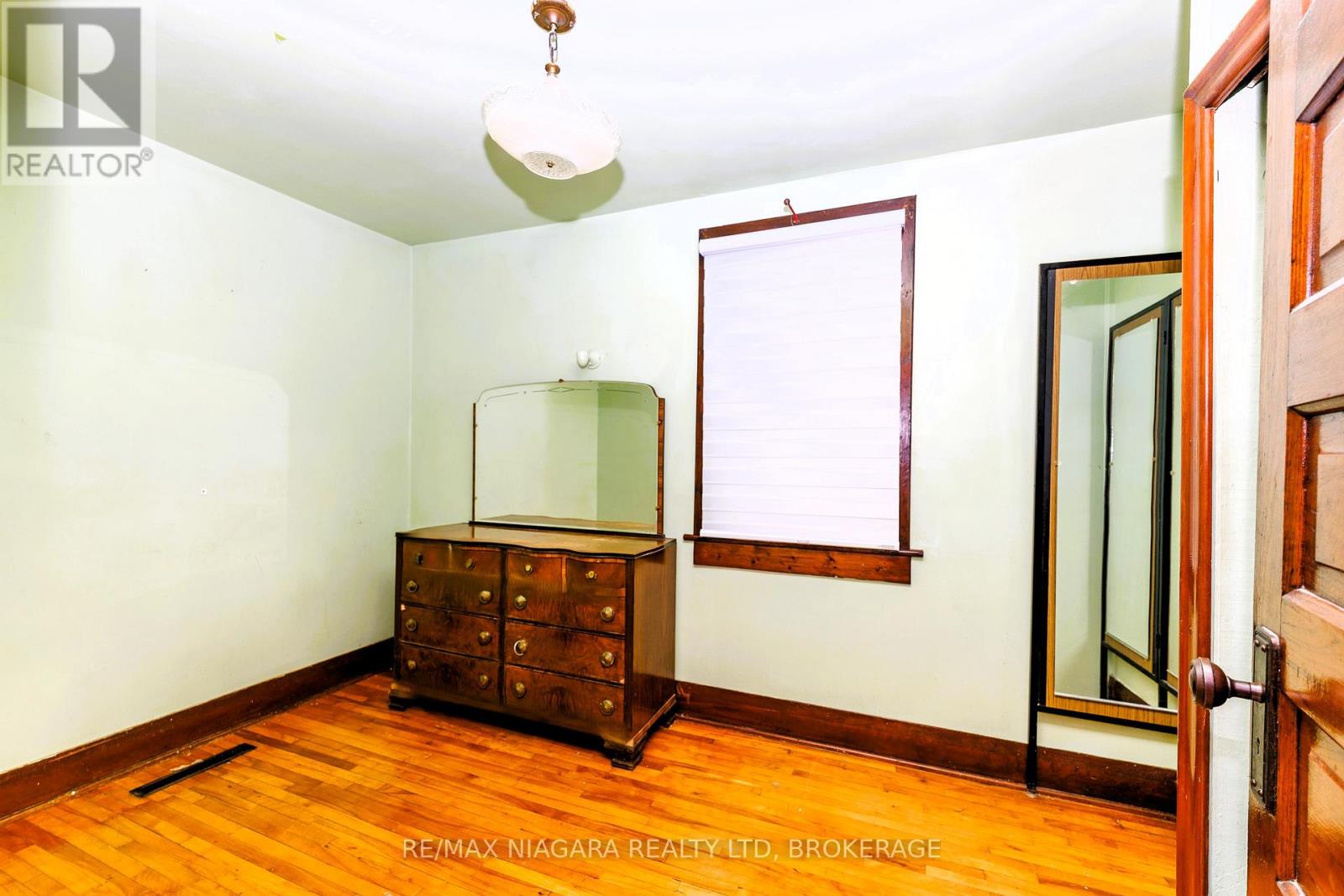 208 HELLEMS AVENUE - 10