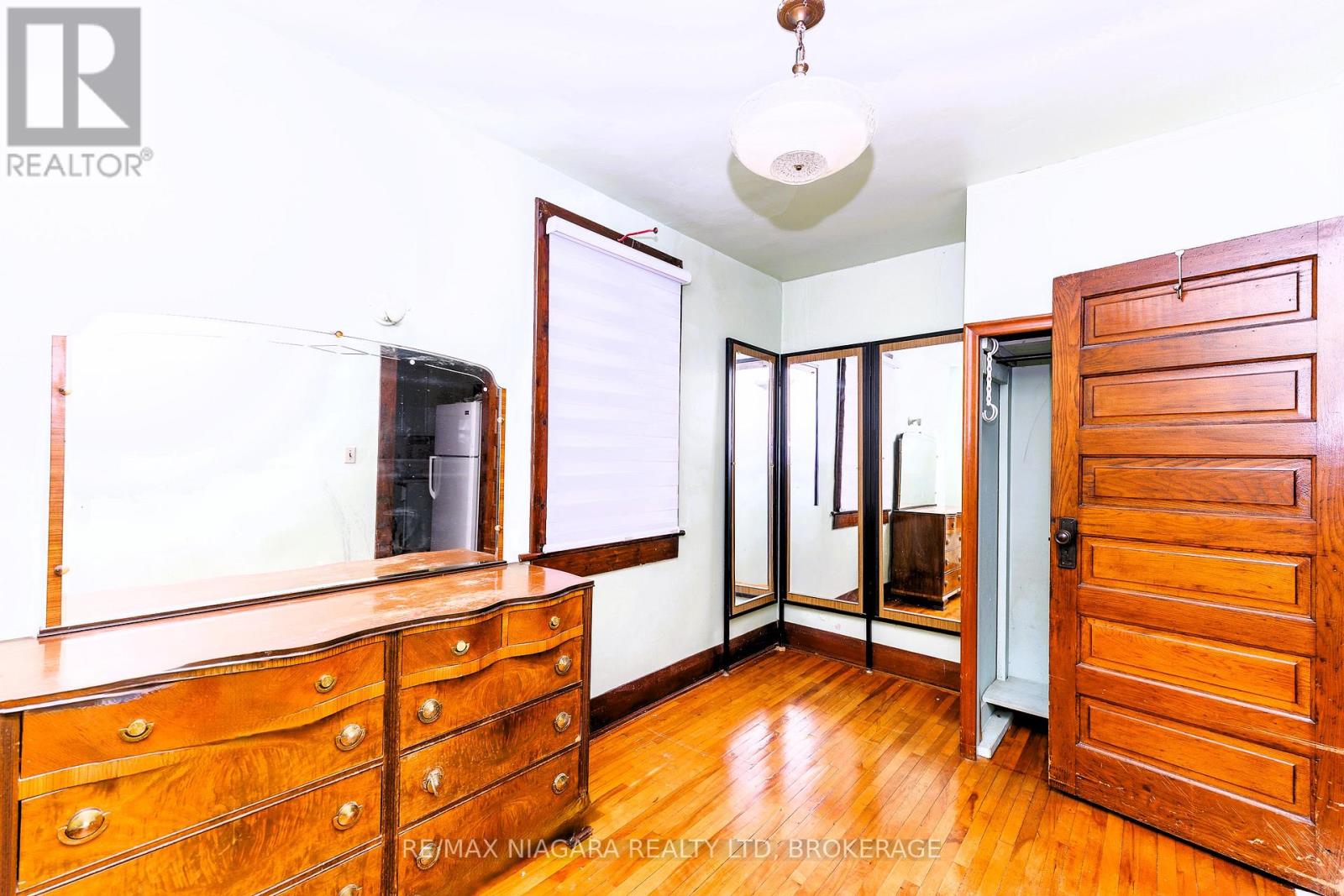 208 HELLEMS AVENUE - 11