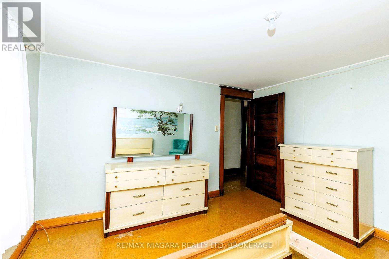 208 HELLEMS AVENUE - 13