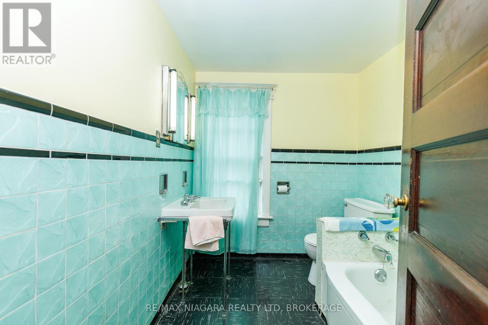 208 HELLEMS AVENUE - 16