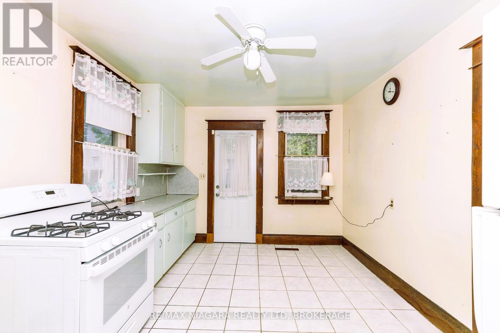 208 HELLEMS AVENUE - 7