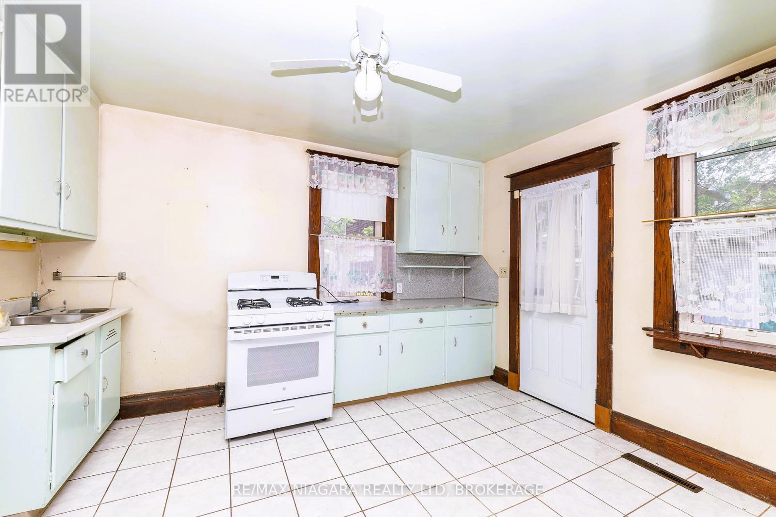 208 HELLEMS AVENUE - 8