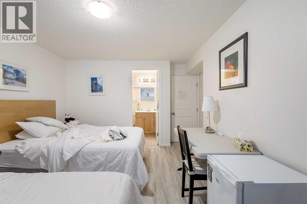 2816 24 Street NW - 32