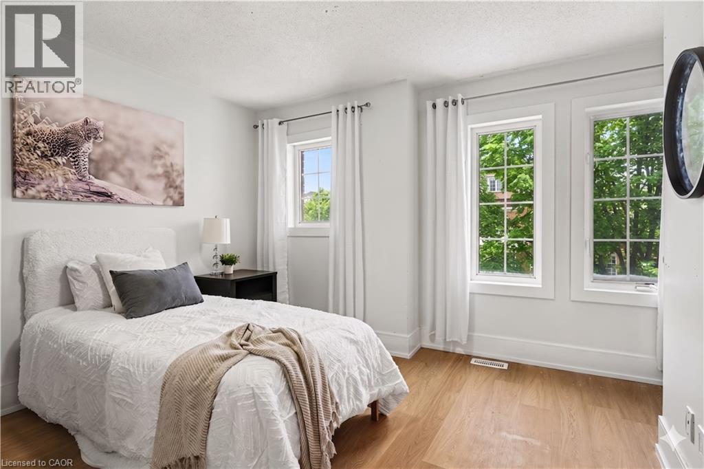 16 LEITCH Avenue - 16