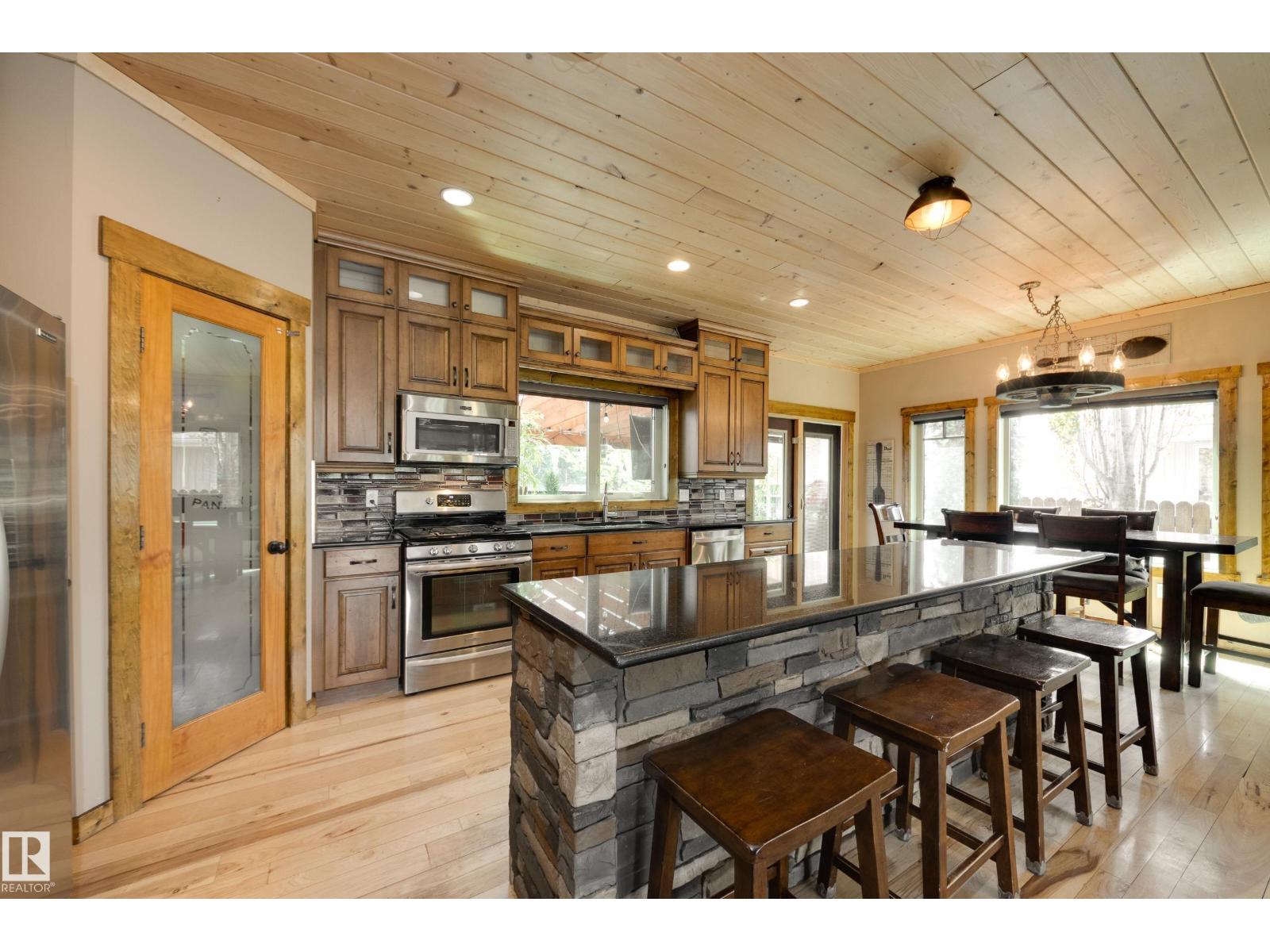10811 67 ST NW - 12