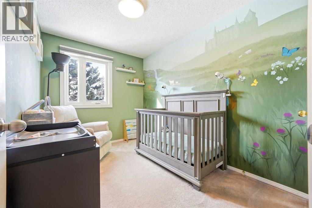 773 Kingsmere Crescent SW - 18