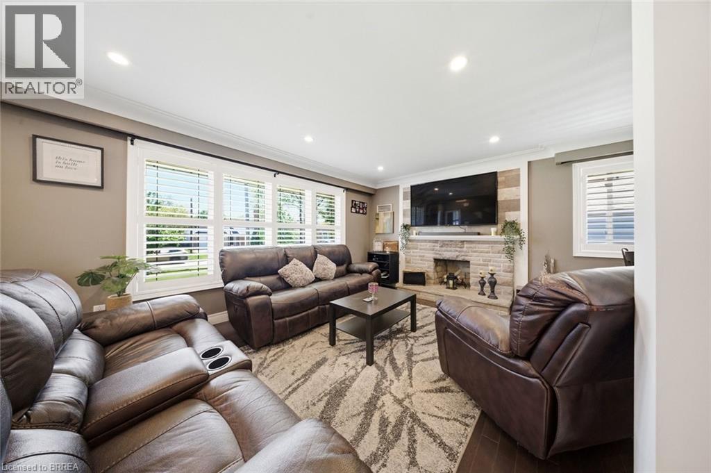 8 QUEENSWAY Drive - 10