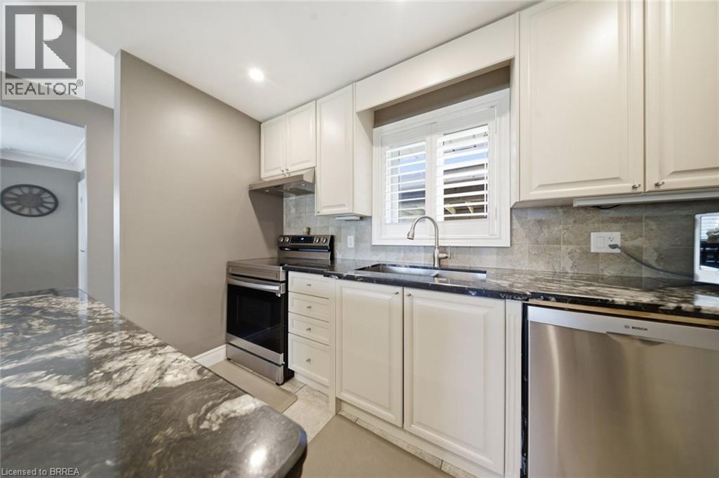 8 QUEENSWAY Drive - 15