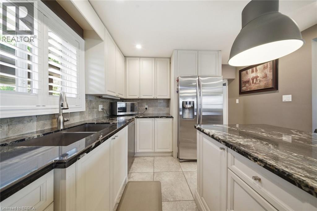 8 QUEENSWAY Drive - 17