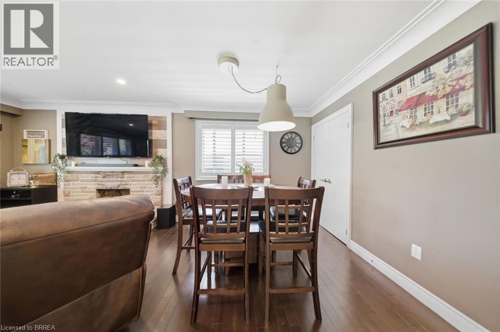 8 QUEENSWAY Drive - 19