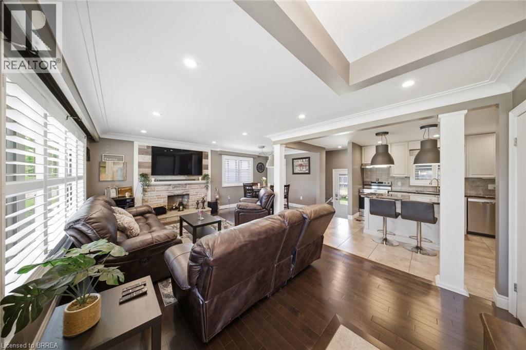 8 QUEENSWAY Drive - Image 2