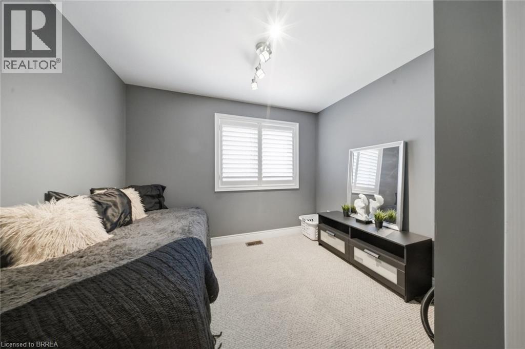 8 QUEENSWAY Drive - 20