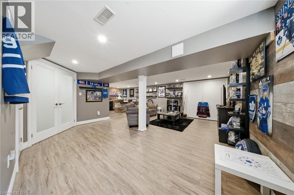 8 QUEENSWAY Drive - 24