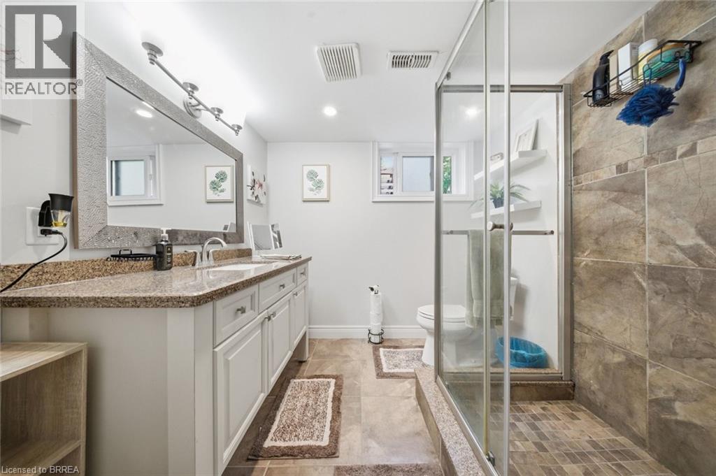 8 QUEENSWAY Drive - 32