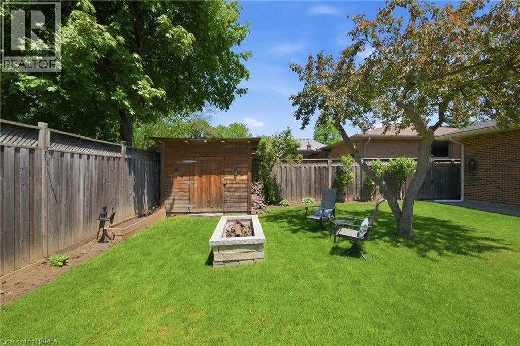 8 QUEENSWAY Drive - 40