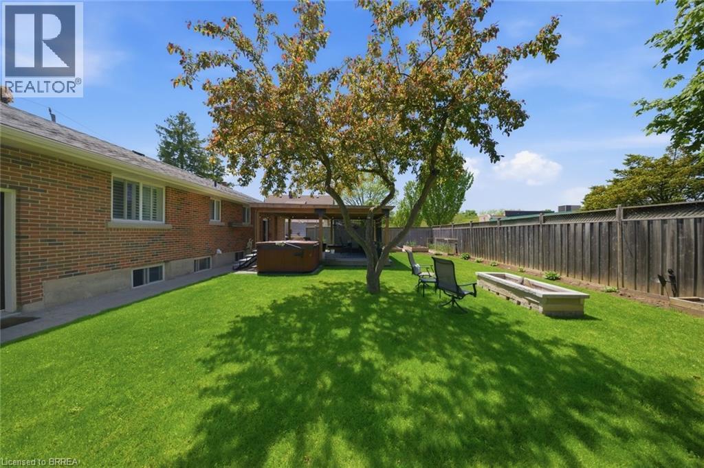 8 QUEENSWAY Drive - 43