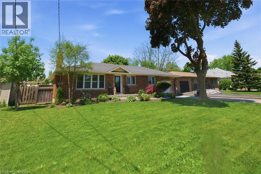 8 QUEENSWAY Drive - 45