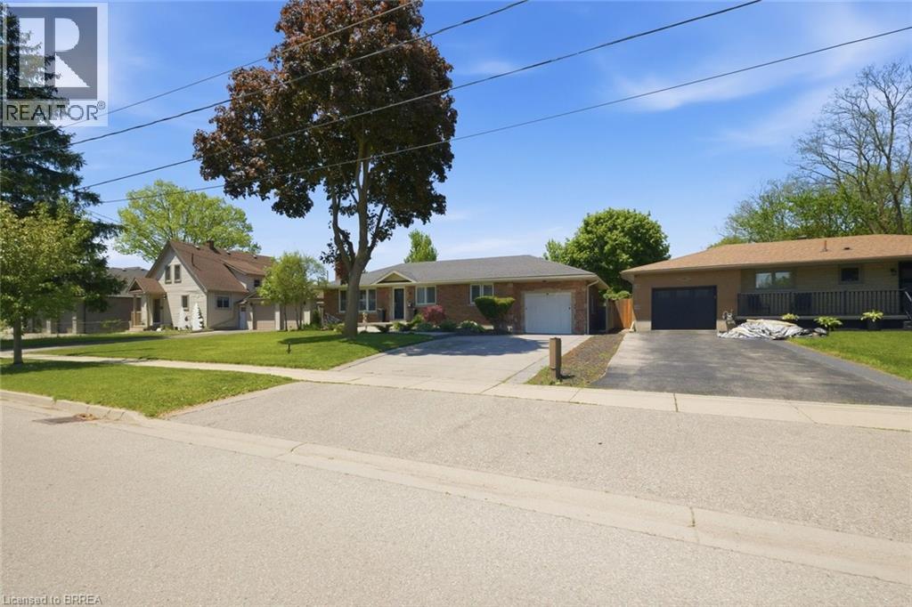 8 QUEENSWAY Drive - 46