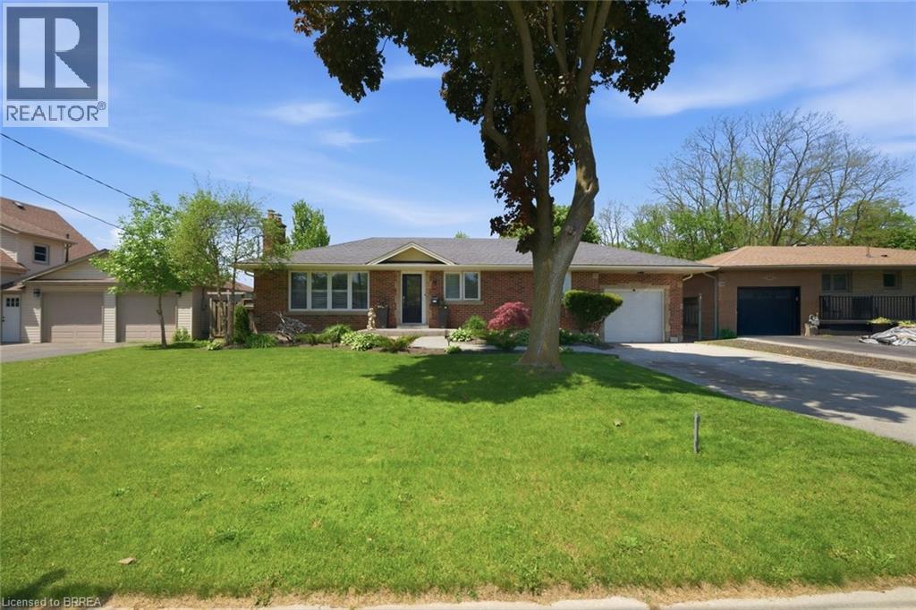 8 QUEENSWAY Drive - 47