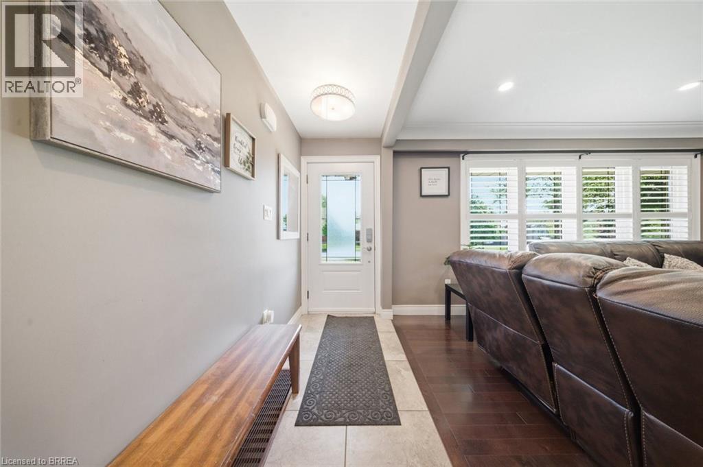 8 QUEENSWAY Drive - 8