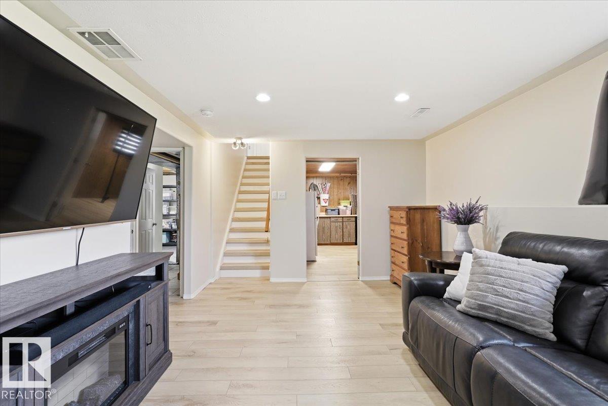 5409 55 AV — photo 25