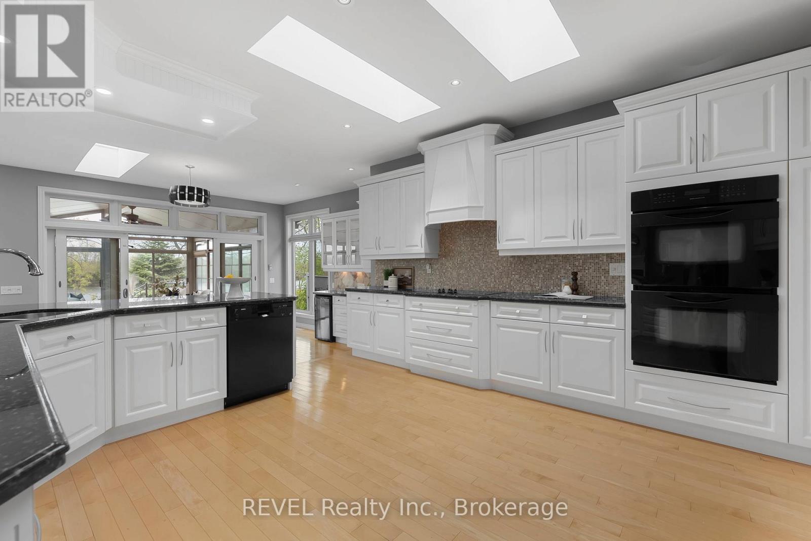 661 CLARENCE STREET - 10