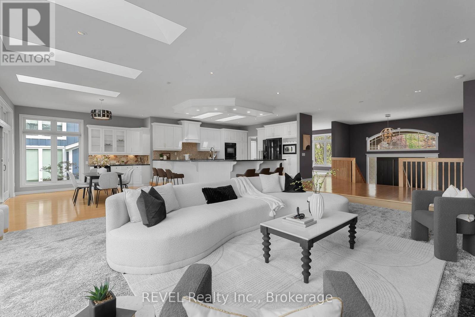 661 CLARENCE STREET - 18