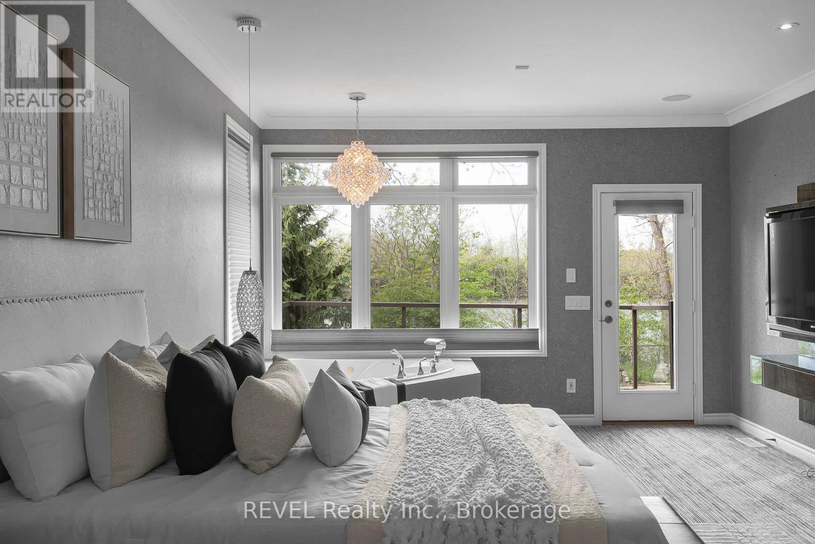 661 CLARENCE STREET - 24