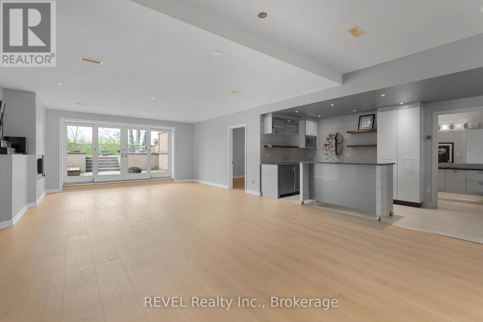 661 CLARENCE STREET - 31