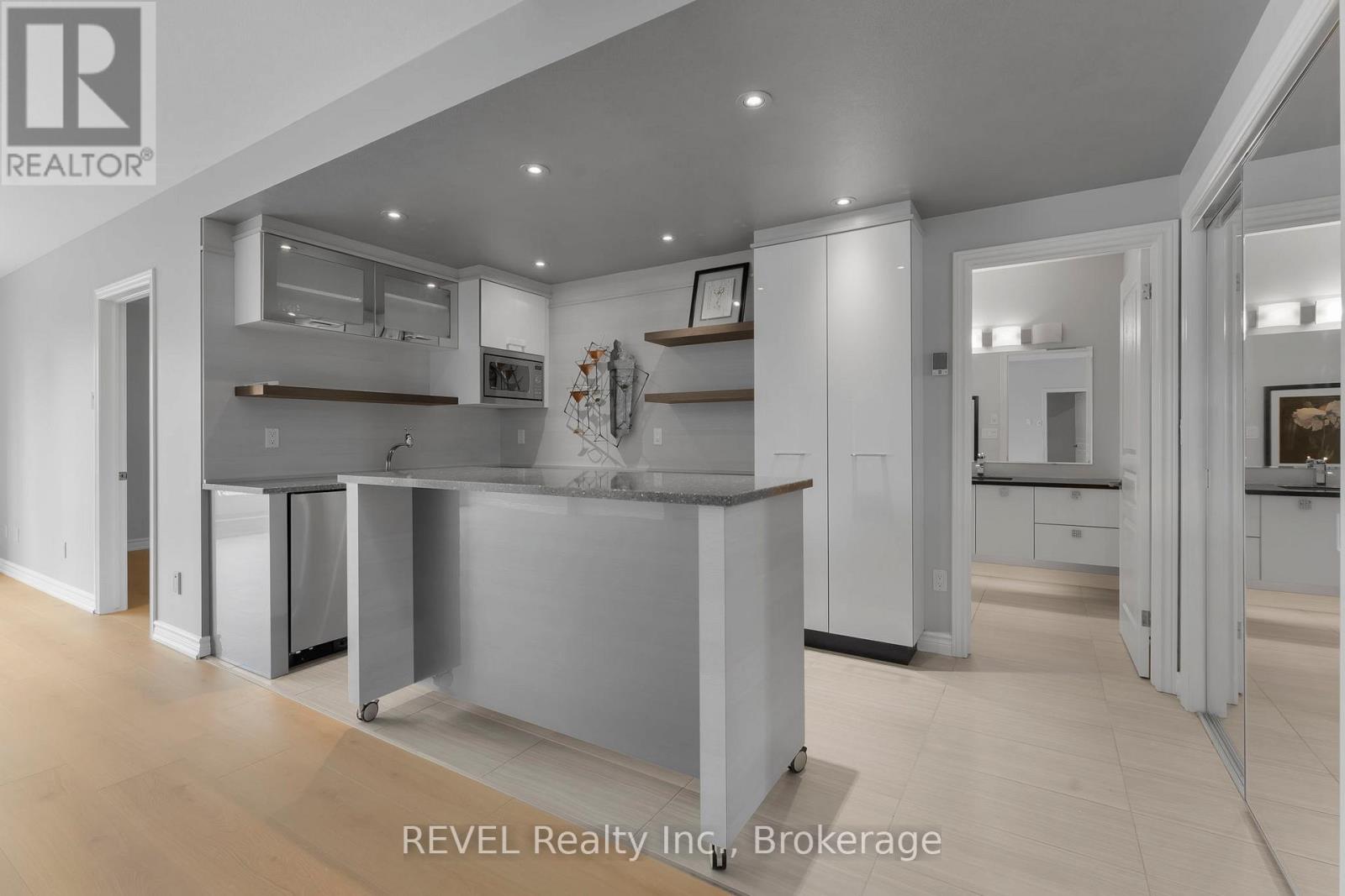 661 CLARENCE STREET - 32