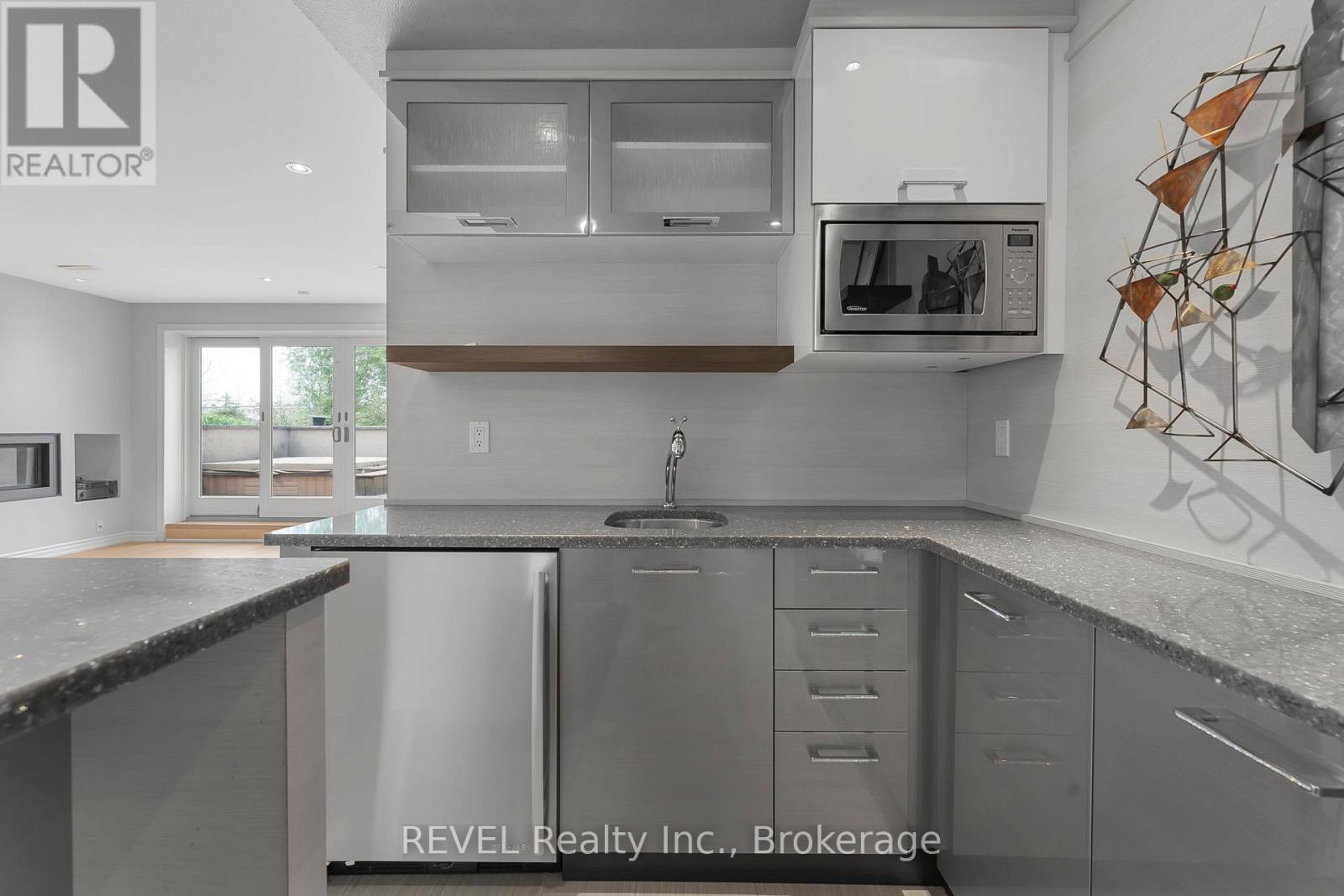 661 CLARENCE STREET - 33