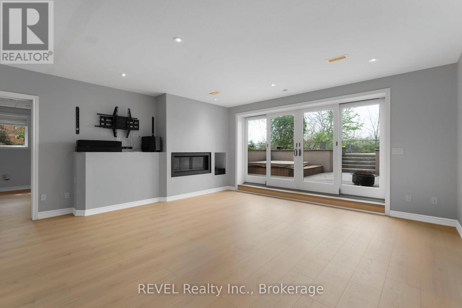 661 CLARENCE STREET - 34