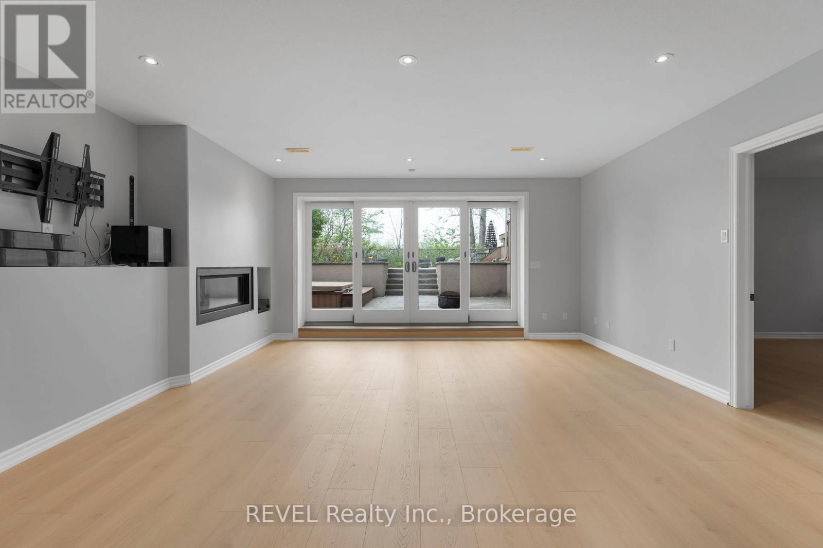 661 CLARENCE STREET - 35