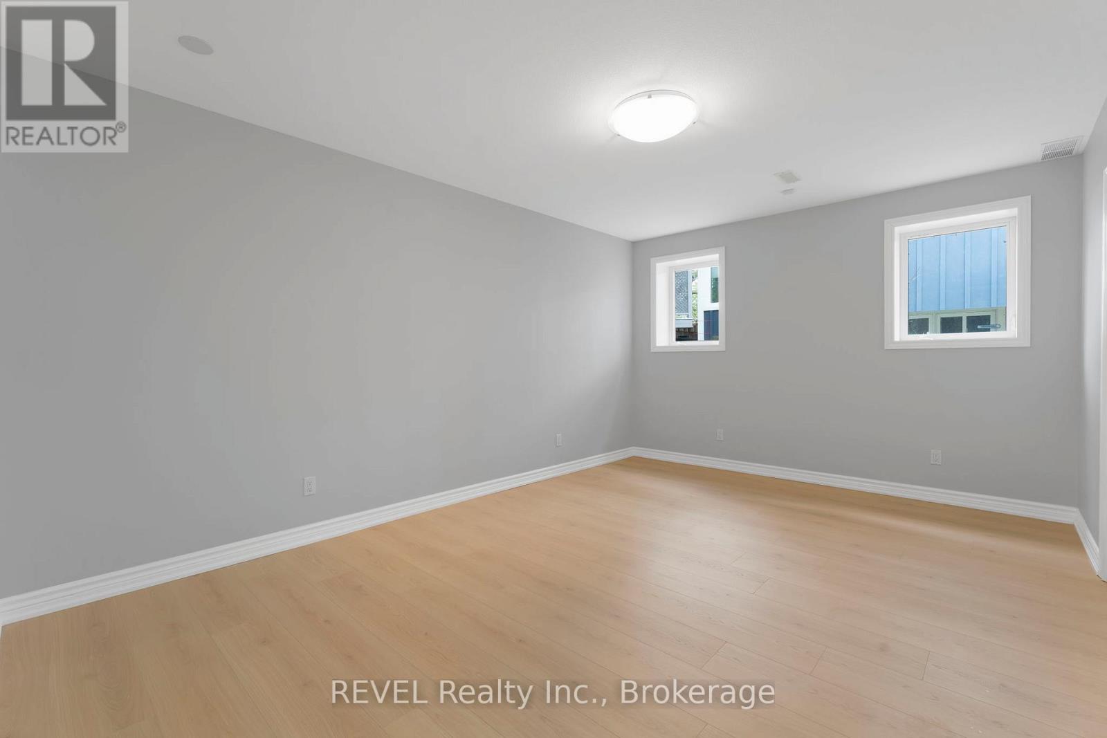 661 CLARENCE STREET - 38