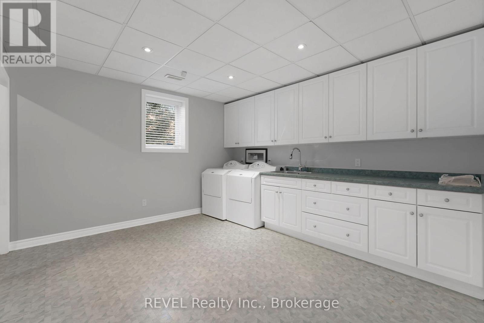 661 CLARENCE STREET - 40