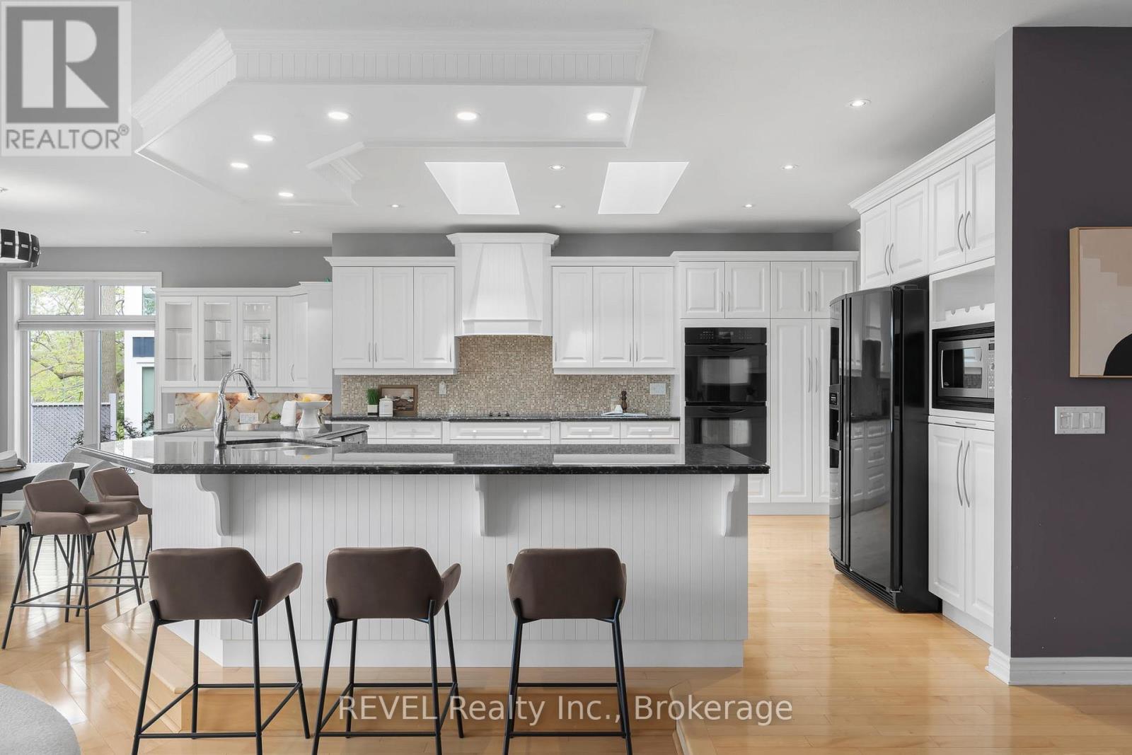 661 CLARENCE STREET - 8