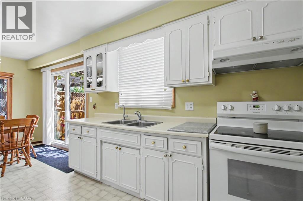 203 MOFFAT Drive - 11