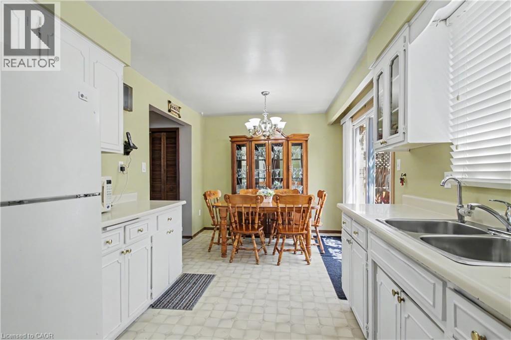 203 MOFFAT Drive - 12