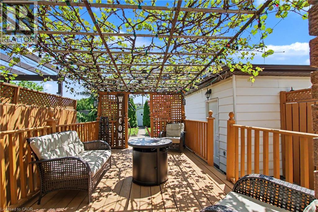 203 MOFFAT Drive - 22