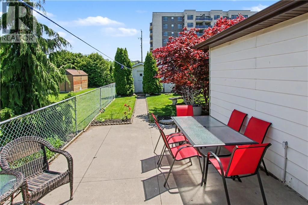 203 MOFFAT Drive - 23