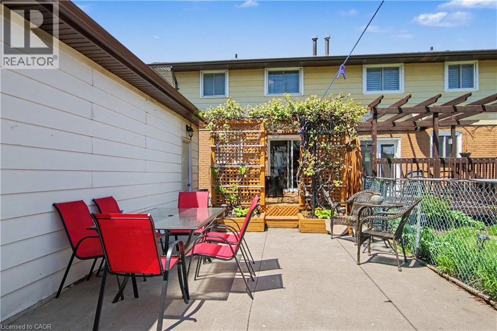 203 MOFFAT Drive - 24