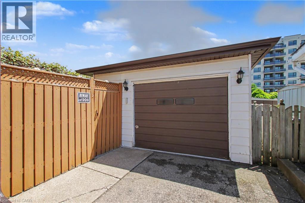 203 MOFFAT Drive - 28