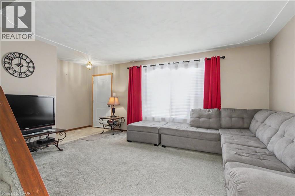 203 MOFFAT Drive - 7
