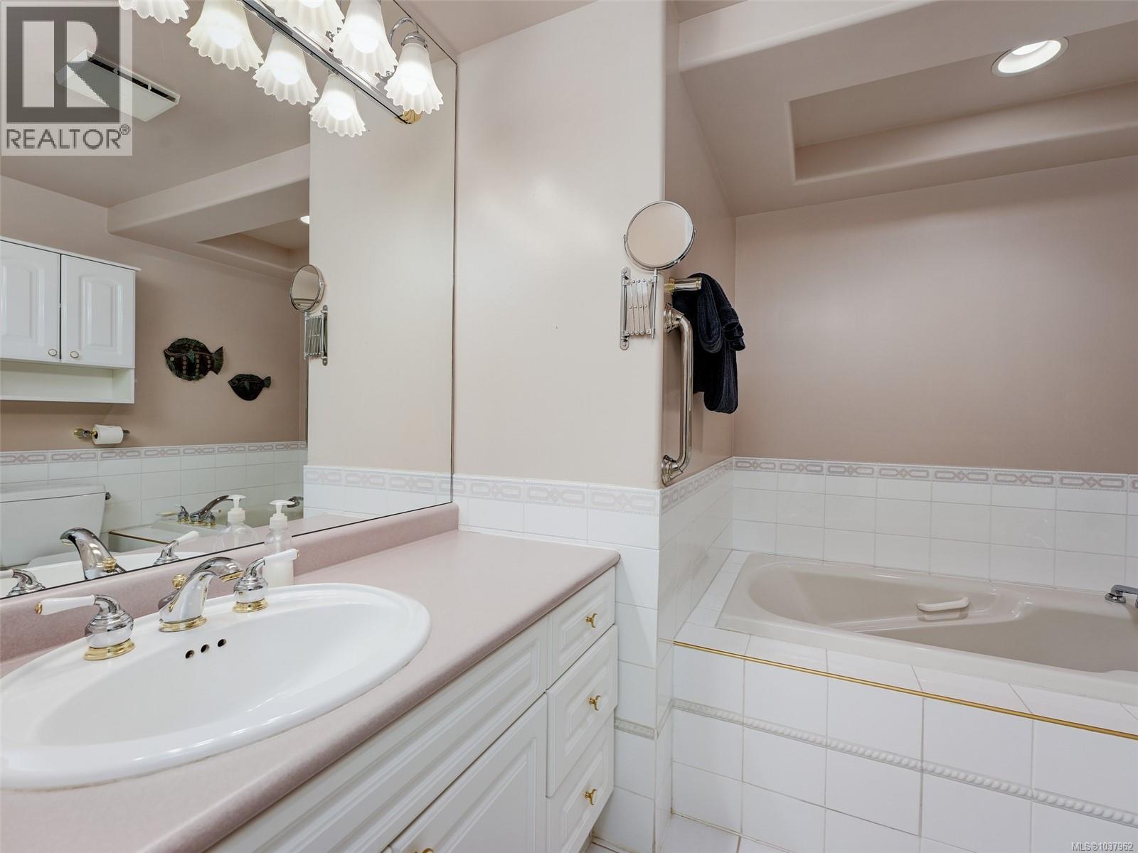 113 4490 Chatterton Way, Saanich