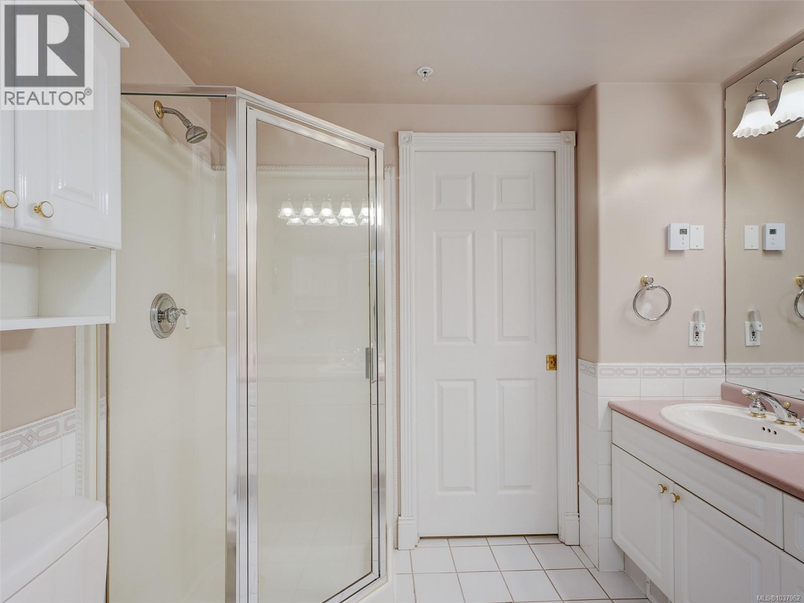 113 4490 Chatterton Way, Saanich