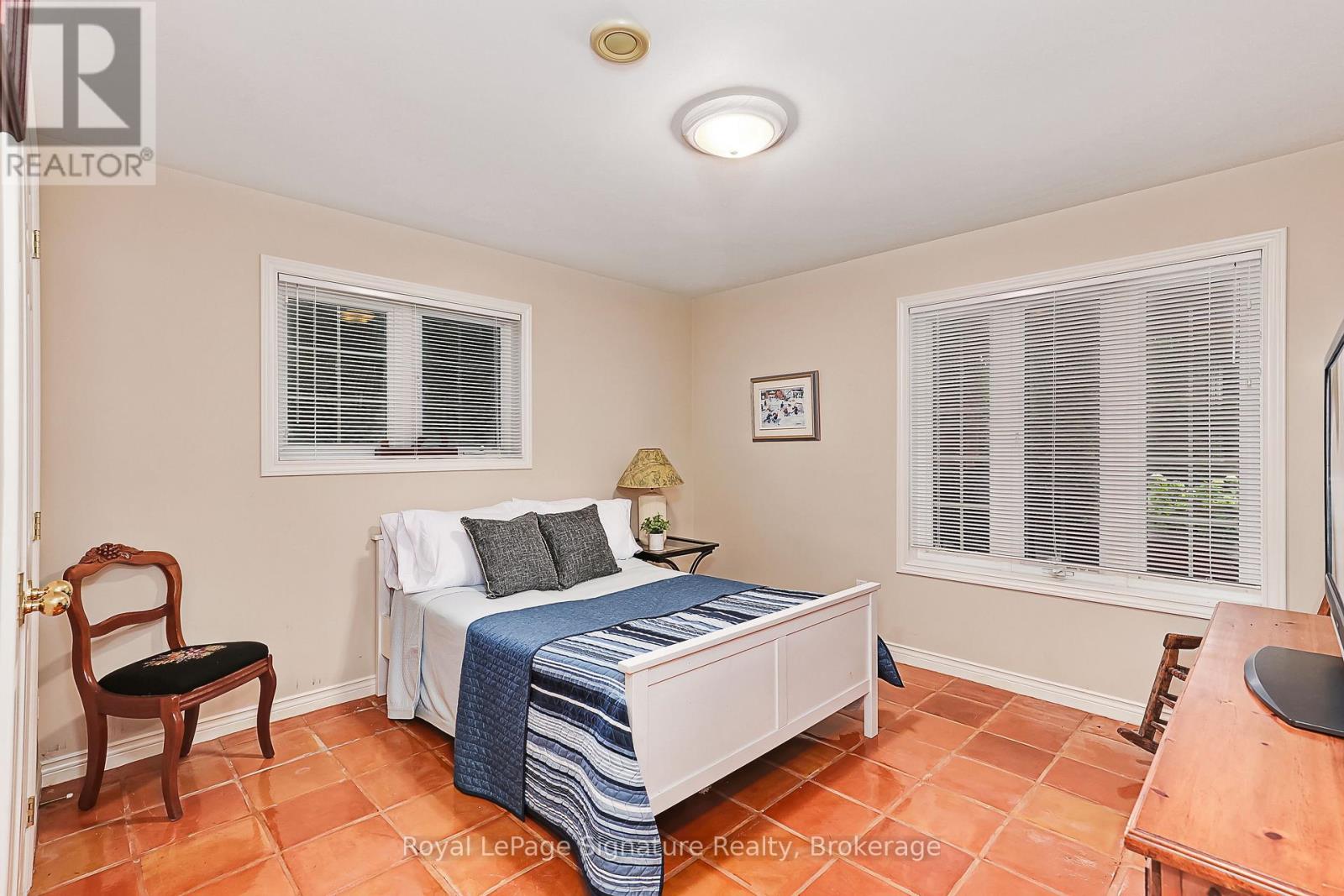180 RUSSELL STREET E - 23