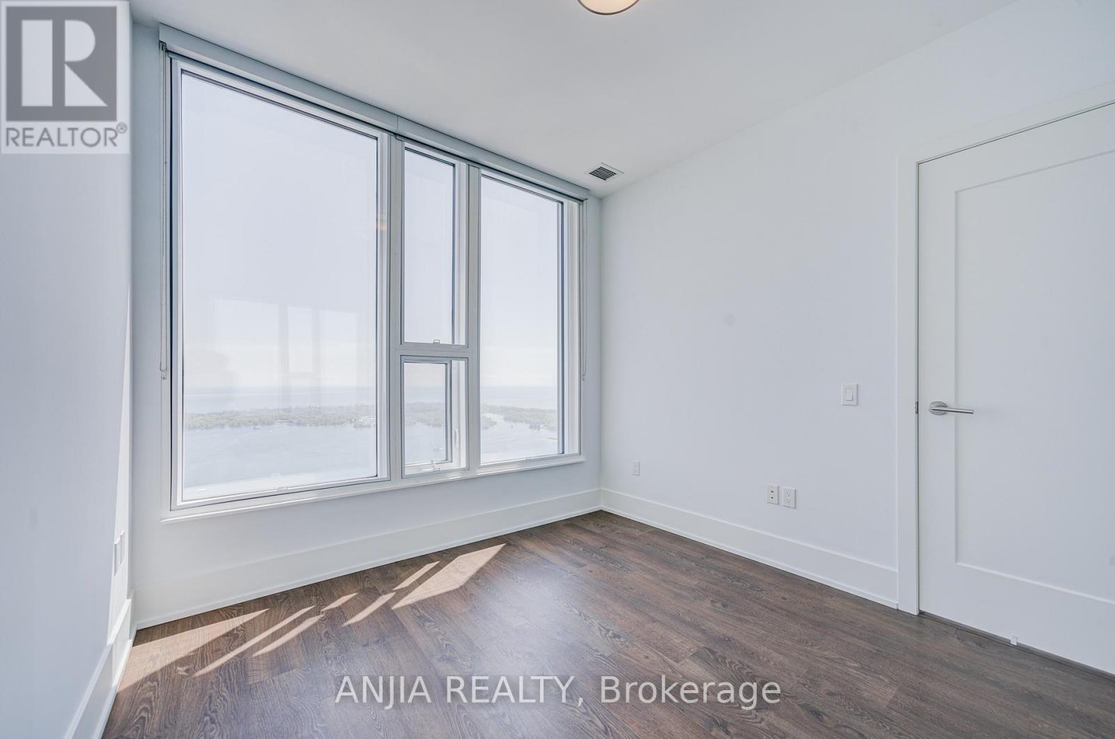 #5608 10 YORK STREET - 33