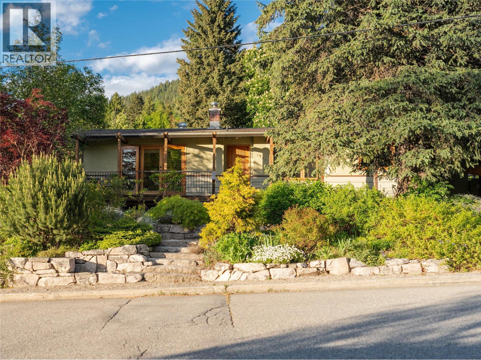 1921 Kootenay Street - 1