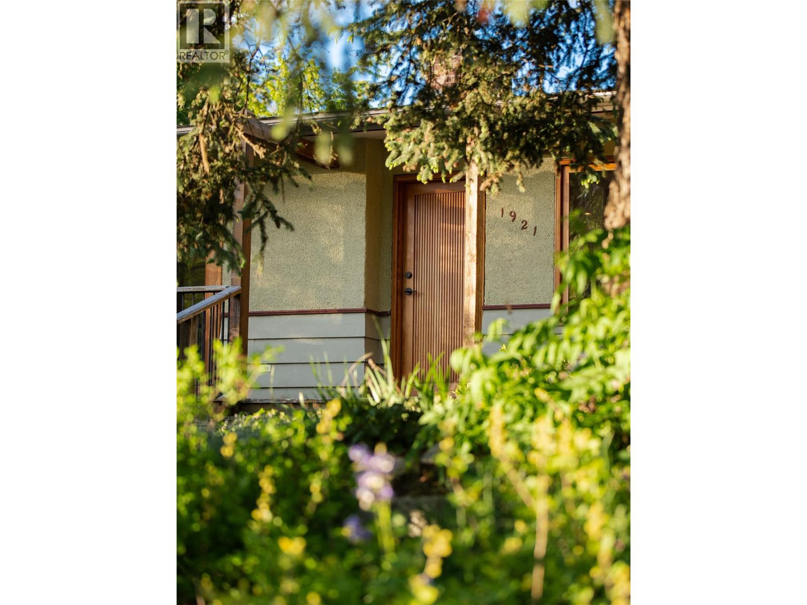 1921 Kootenay Street - 11